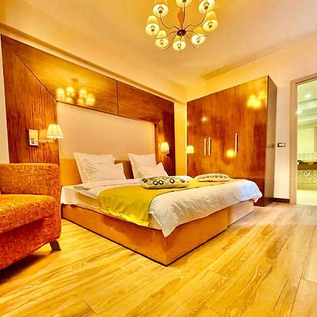 Royal Studio Apartment With A Perfect View - Yamaluxe Boekarest Buitenkant foto