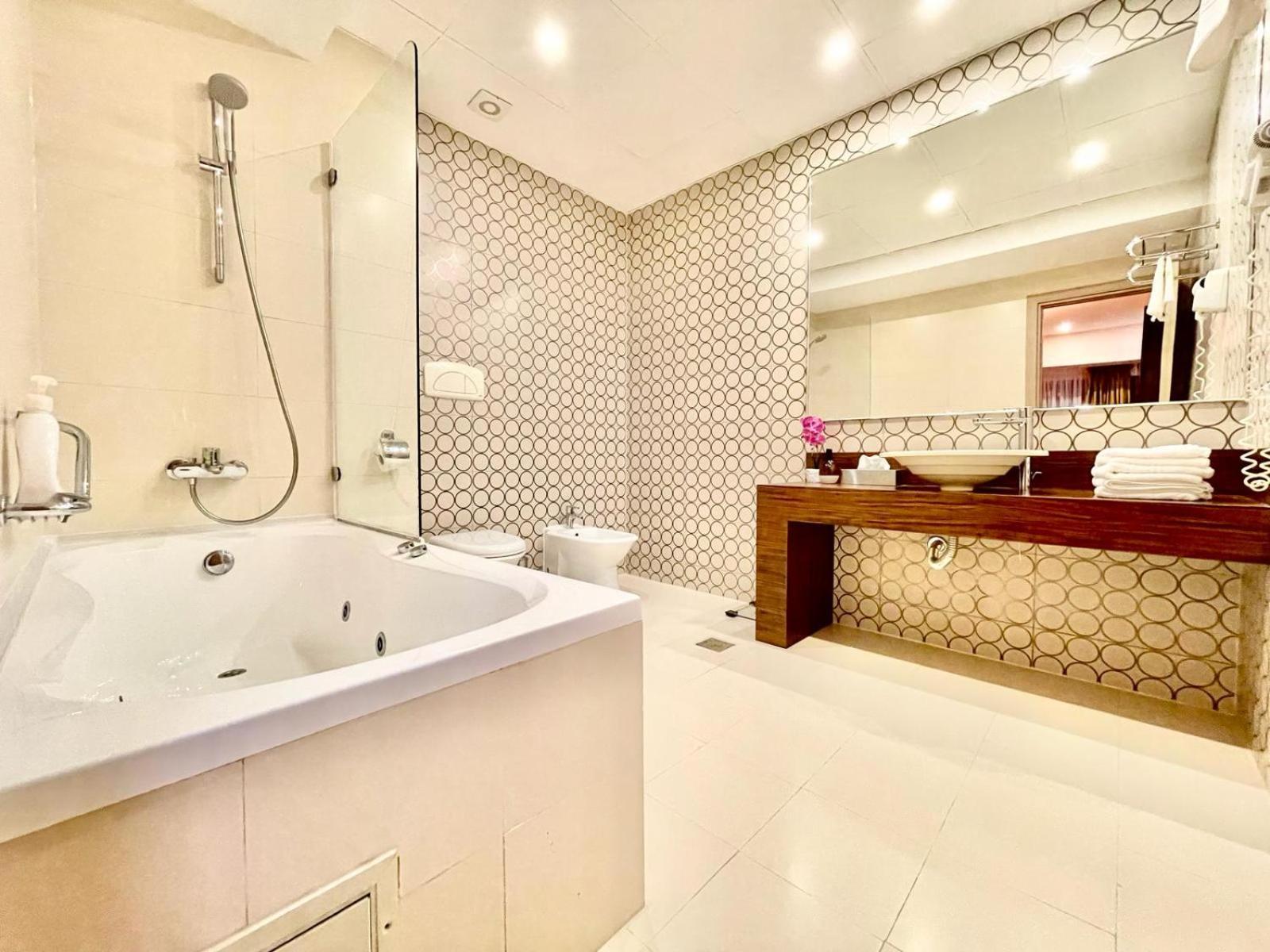 Royal Studio Apartment With A Perfect View - Yamaluxe Boekarest Buitenkant foto